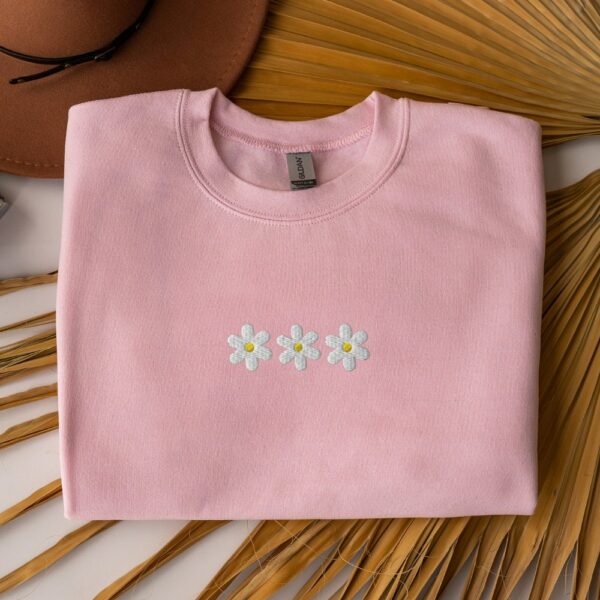 Daisy Flower Embroidered Sweatshirt, Wildflower Daisy Crewneck Sweater Gift, Women'S Cozy Floral Sweatshirt, Daisy Lover Pullover Gift