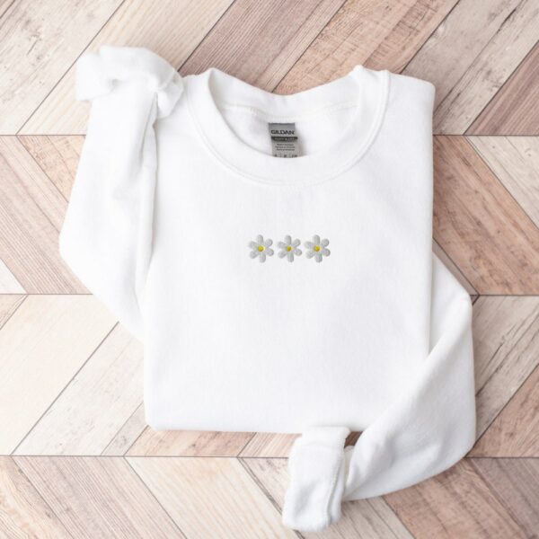 Daisy Flower Embroidered Sweatshirt, Wildflower Daisy Crewneck Sweater Gift, Women'S Cozy Floral Sweatshirt, Daisy Lover Pullover Gift