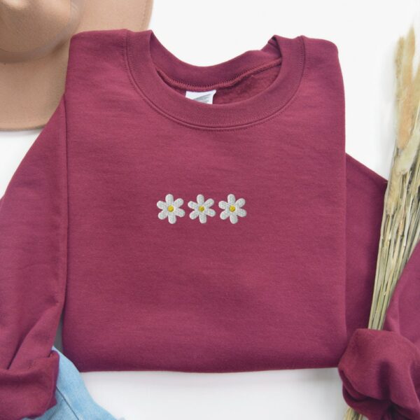 Daisy Flower Embroidered Sweatshirt, Wildflower Daisy Crewneck Sweater Gift, Women'S Cozy Floral Sweatshirt, Daisy Lover Pullover Gift